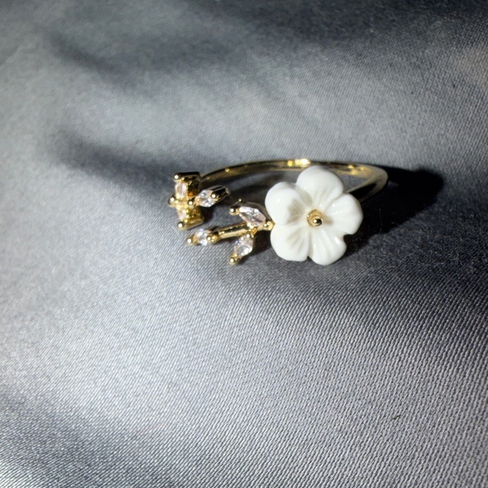 Floral ring - Picture 1 of 1
